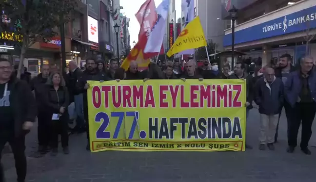 İzmir Karşıyaka İskelesi'nde İhraç Edilen Kamu Emekçilerinin Oturma Eylemi Devam Ediyor