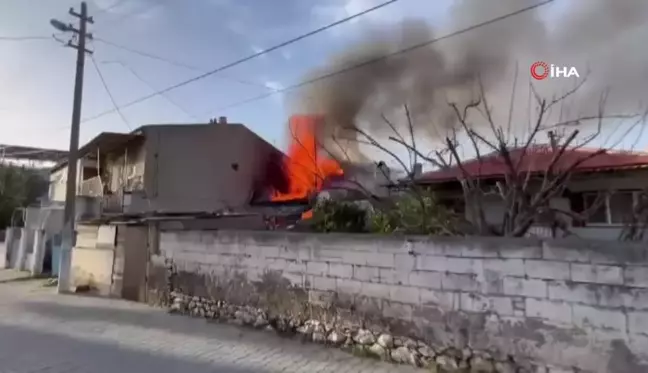 İzmir'de müstakil ev alevlere teslim oldu