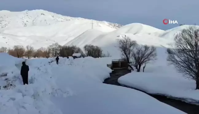 Şemdinli'de yol açma çalışması devam ediyor