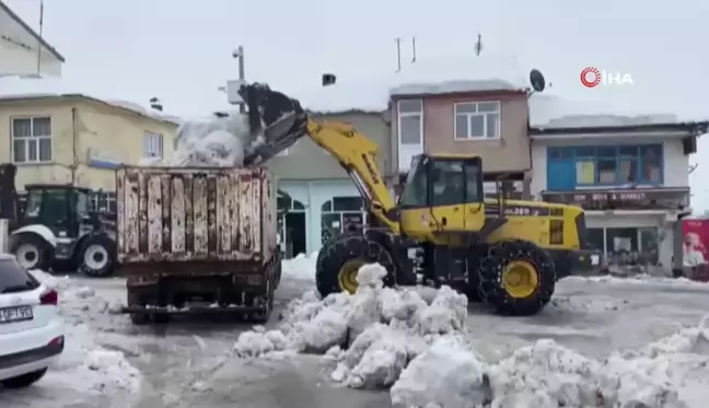 Karlıova'da iki hafta içinde 500 kamyon kar ilçe dışına atıldı