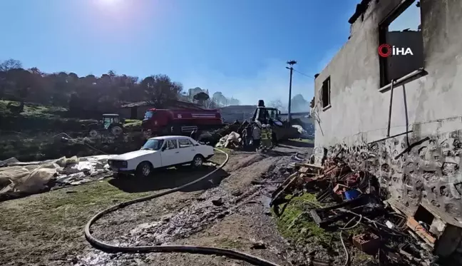 Sındırgı'da elektrik kontağından çıkan yangın bir evi kül etti