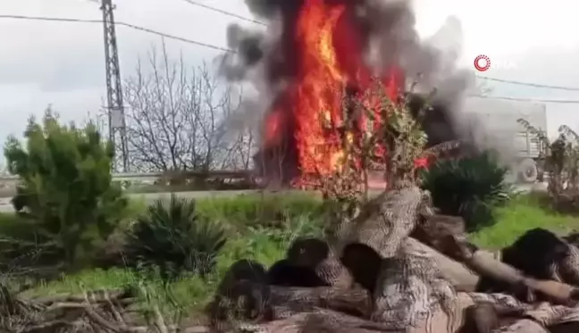Yol kenarına bırakılan tır alev alev yandı