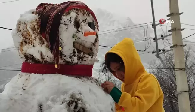 Erzurum'da çocuklar kardan kadın yaptılar