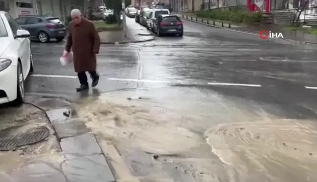 Kanalizasyon borusu patladı, cadde göle döndü