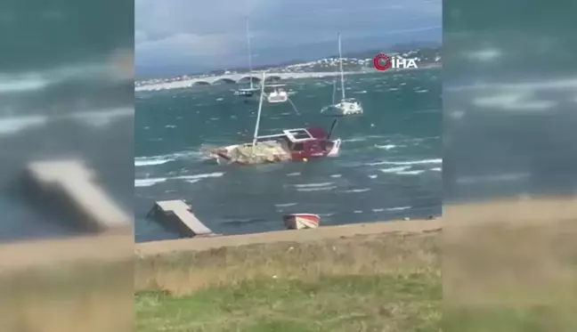 Kuvvetli fırtına tekneleri batırdı
