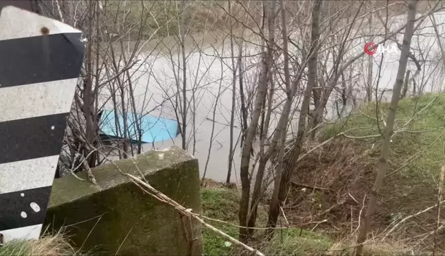Suya gömülen araçtan son anda kurtuldu