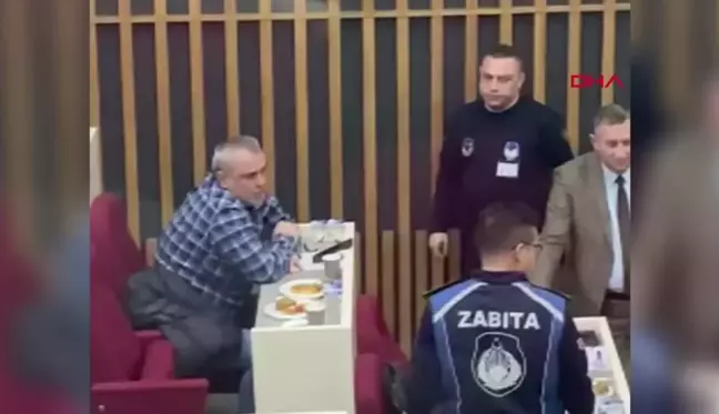 Bolu Belediye Başkanı Tanju Özcan, Zafer Partisi Bolu Belediye Başkan adayı İlkay Bayrak ile tartıştı