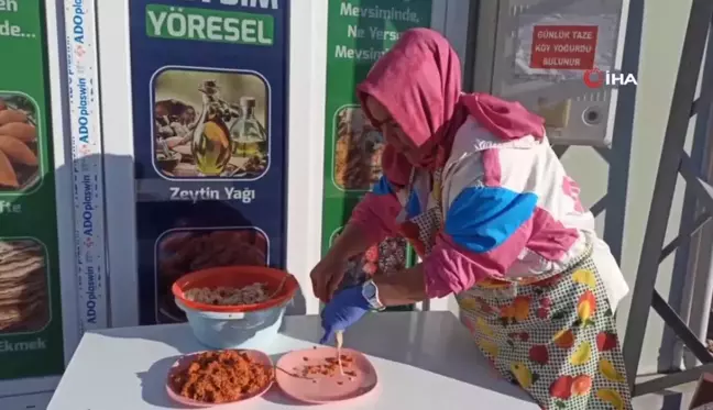 Depremzede gelin ve görümce yöresel yemekler yaparak aile ekonomisine katkıda bulunuyor