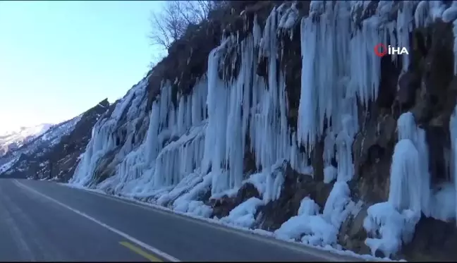 Tunceli'de donan 'Ağlayan Kayalar' vatandaşın ilgi odağı oldu