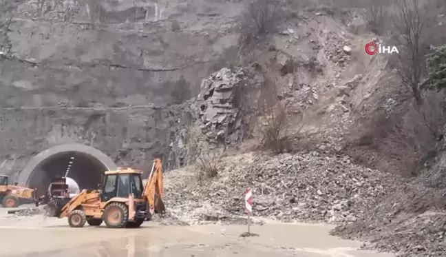 Borçka-Hopa karayolu heyelan nedeniyle ulaşıma kapandı