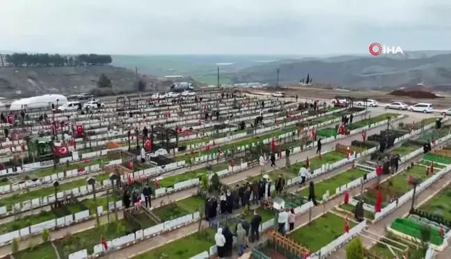 Adıyaman Depremi Kurbanları 1. Yıl Dönümünde Mezarlığa Akın Etti