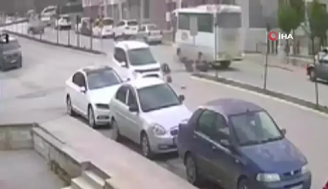 Amasya'da motosikletin hafif ticari araçla çarpıştığı kaza kamerada: 1 yaralı