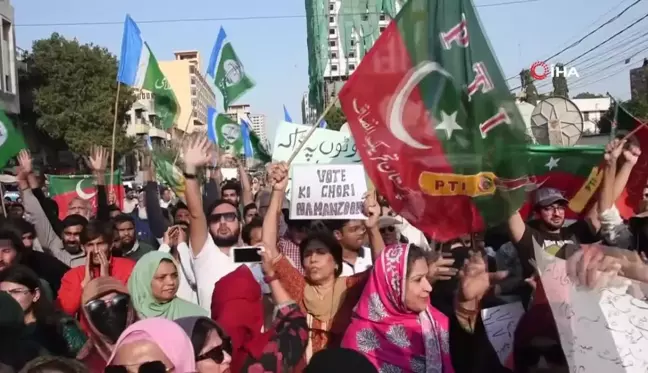 Pakistan'da Imran Khan destekçileri seçimlerde hile yapıldığı iddiasıyla protesto gösterisi düzenledi