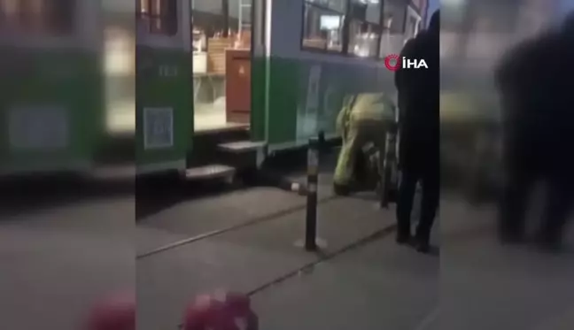 Torununu kurtarmak isterken tramvayın altında kalarak hayatını kaybetmişti... Kaza anının görüntüleri ortaya çıktı