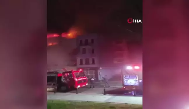 Fatih'te ahşap binada başlayan yangın yanındaki binaya da sıçradı Balat'ta korkutan yangın: 1 kişi dumandan etkilendi