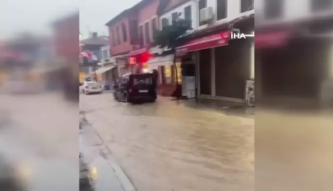 Ünlü tatil merkezi Çeşme'de sağanak yağış sonrası caddeler göle döndü