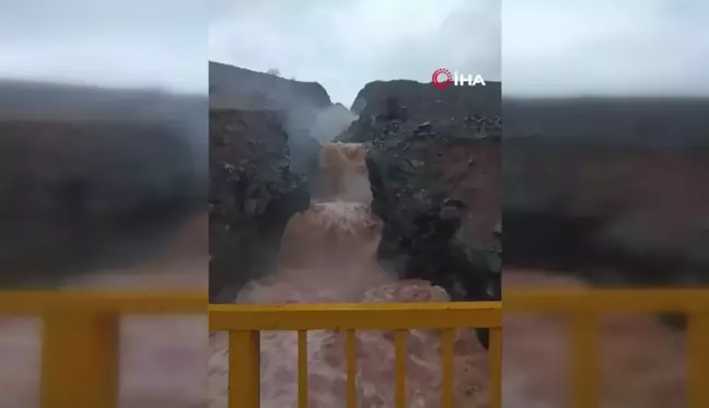 Elazığ'da yağış sonrası dereler taştı, o anlar kamerada