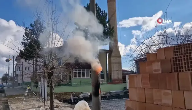 Elektrik direğinde çıkan yangın paniğe neden oldu