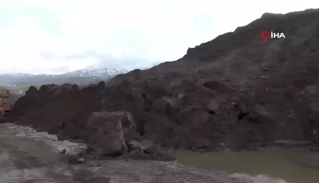 Heyelan sonucu karayoluna inen toprak yığını kaldırıldı