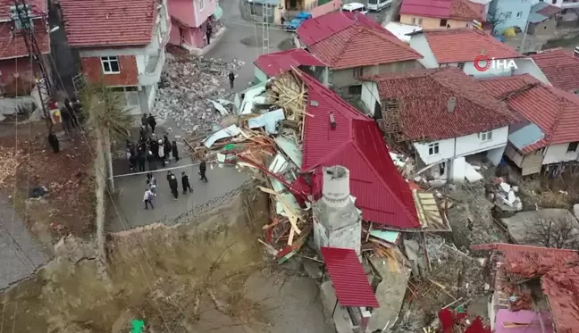 Tokat'ta heyelan sonrası çıkan su merak uyandırdı