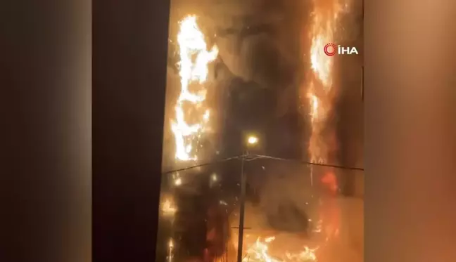 Eyüpsultan'da kıraathanede çıkan yangında 6 katlı bina alev alev yandı