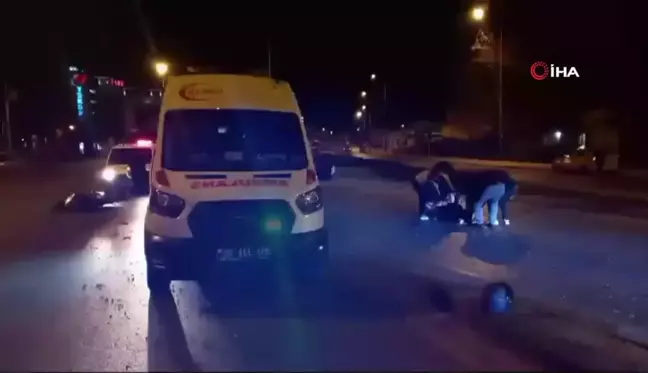 Akrobatik hareketler yapan motorcu trafik ışıklarına çarparak yaralandı