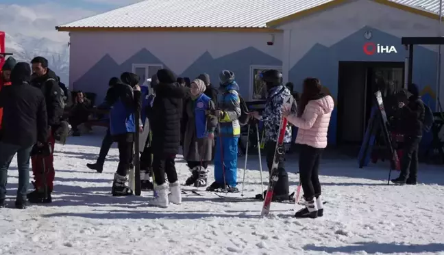 Üniversite öğrencileri ilk kayak heyecanını Ergan Dağı'nda yaşadılar