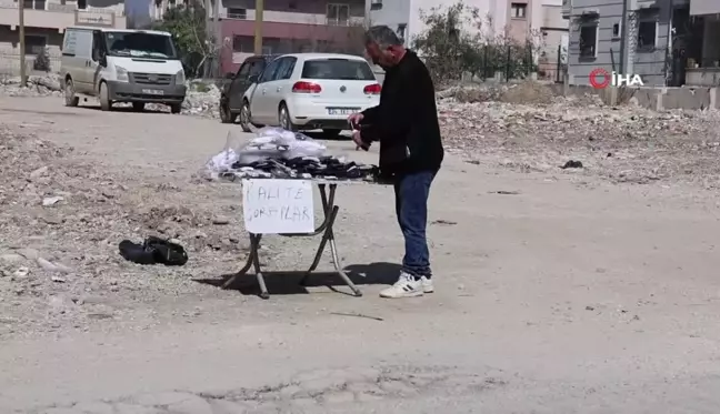 Depremde yıkılan şehrin sokaklarında hayat mücadelesi