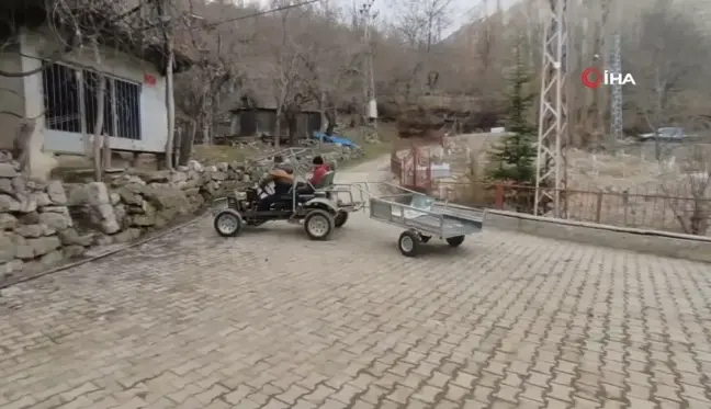 Erzurumlu gencin tasarladığı araçla dar köy sokaklarında yük taşıyor