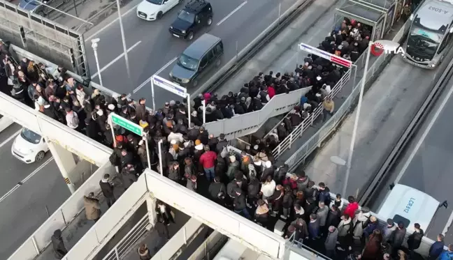 İstanbul'da metrobüs kuyruğuyla denk gelen seçim afişi