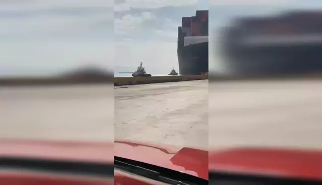 Kocaeli'de Hong Kong bayraklı gemi limanda vinçlere çarptı