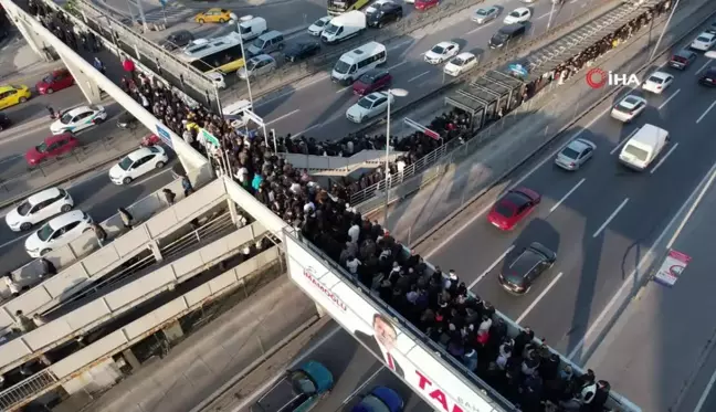 İstanbul'da Metrobüs Kuyrukları Devam Ediyor