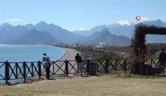 Antalya'da sahilde yoğunluk yazı aratmadı