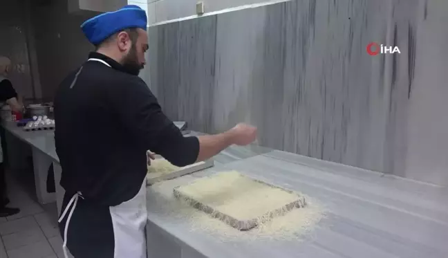 Yumurta Akı ve Şekerden Yapılan Kaymaklı Tatlısı