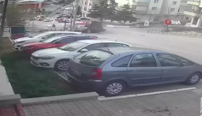 Ankara'da çimento tankerinin devrilerek yokuş aşağı kaydığı anlar kamerada