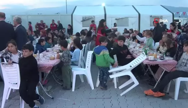 Kızılay Başkanı Hatay'da depremzedelerle iftar sofrasında buluştu