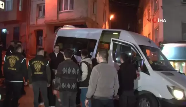 Beyoğlu'nda sayılan oylar ilçe seçim kurullarına getirilmeye başlandı