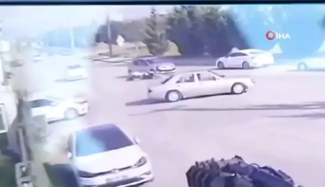 İnegöl'de motosiklet kazası: 2 otomobile çarpan sürücü yaralandı