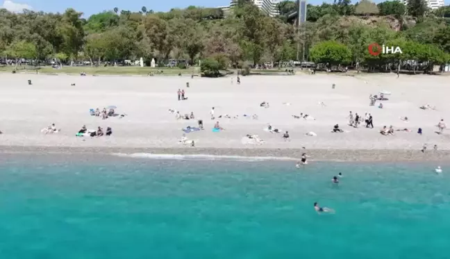 Antalya'da Bayramda Yoğunluk: Tatilciler Sahilde Denizin Keyfini Çıkardı