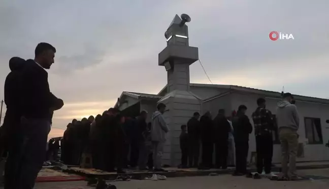 Depremzede vatandaşlar konteyner camide bayram namazlarını kıldılar