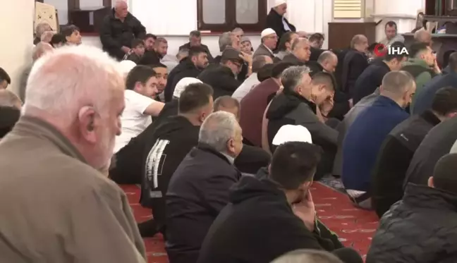 İzmirliler Bayram Namazında Tarihi Hisar Camii'ne Akın Etti