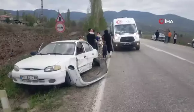 Otomobil ve hafif ticari araç çarpıştı: 8 yaralı