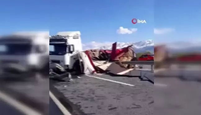 Erzincan-Erzurum Karayolu'nda tır devrildi, yol uzun süre ulaşıma kapandı