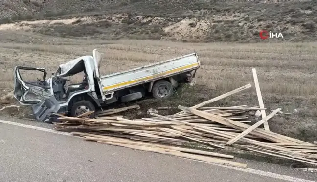 Sivas'ta kamyonet refüje çıkıp takla attı: 1 ölü, 2 yaralı