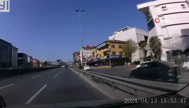 İstanbul'da motosiklet sürücüsü trafiği tehlikeye attı