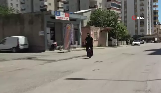 Trafikte gören 'robot' sanıyor Fekeli gencin ulaşım aracı trafikte herkes tarafından dikkat çekiyor