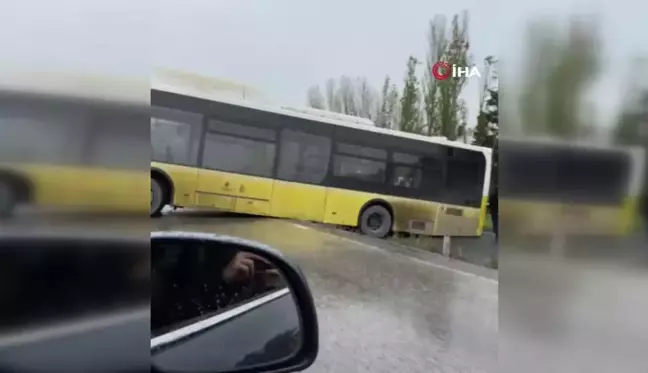 Büyükçekmece'de İETT otobüsü yağışın etkisiyle kayarak bariyerlere çarptı