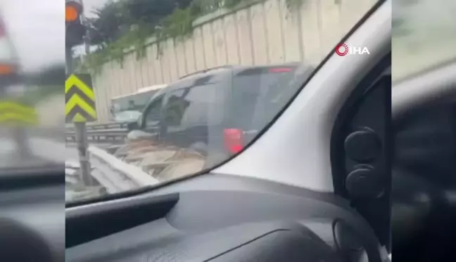 İki inatçı sürücü Bahçelievler yan yol girişindeki bariyerlere böyle sıkıştı