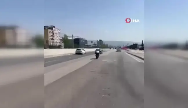 Motosikleti yatarak kullandı, canını hiçe saydı