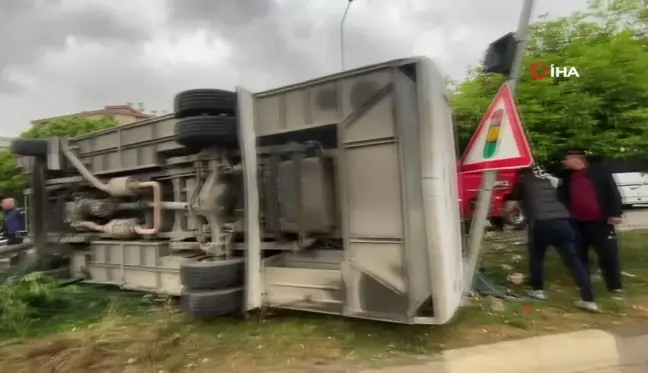 Antalya'da otel servis aracı devrildi: 19 yaralı